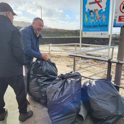 Voluntarios de la Pea Cemento retiran plsticos de la playa Area Grande