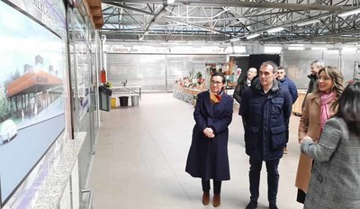 A secretaria de Estado de Comercio e a subdelegada do Goberno visitan o mercado municipal de Tui