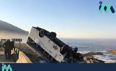 Aparatosa salida de va de un minibus de Lugove en Oia