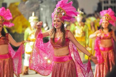 Desfile de Carnaval noturno nas ruas do Centro Histrico de Caminha