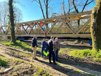 El presidente de la CHMS supervis las obras de montaje de la pasarela peatonal en la desembocadura del ro Louro
