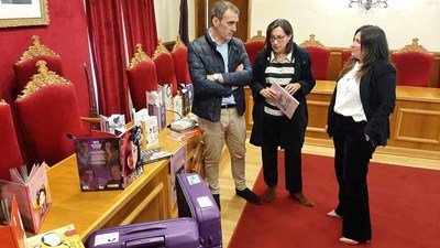Maica Larriba leva a Tui MAVI: a maleta viaxeira contra a violencia de xnero