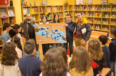 Alumnado do CEIP de Sobrada desea a bandeira do tradicional Lanzo da Cruz de Tomio