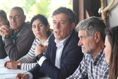 El delegado del Gobierno en Galicia conoce de primera mano las necesidades de los vecinos de Oia