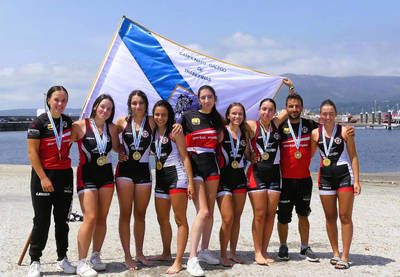 El equipo femenino Club de Remo Robaleira, campeonas gallegas de Traineirias 2023