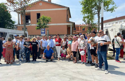 Autocaravanistas se concentran en el estreno del nuevo aparcamiento de Goin