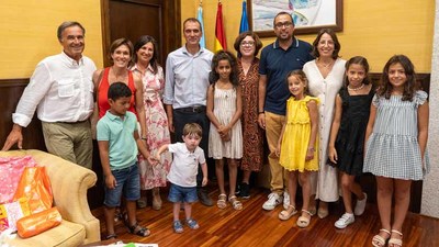Un neno e unha nena saharaus pasan o vern en Tui
