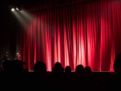Tomio levanta o pano do novo curso na sa Escola de Teatro