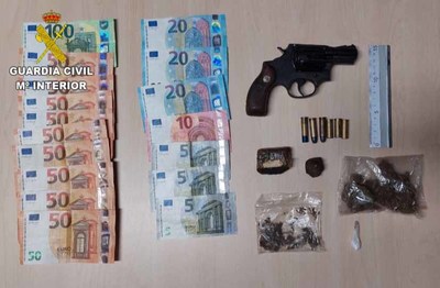 La Guardia Civil detiene a una persona por tenencia ilcita de armas, receptacin y delito de trfico de drogas