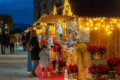 El Mercado de Navidad llenar de espritu festivo el Paseo de la Corredoira de Tui durante un mes