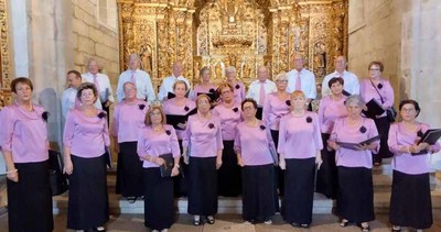 Las voces de la Coral Polifnica inauguran la Navidad en Tomio