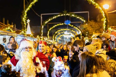 Natal Cerveira: Llegada increble de Pap Noel y el divertido Grinch sorprende a la multitud presente