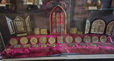 Contina la exposicin Belenes del mundo con 300 belenes en la catedral tudense