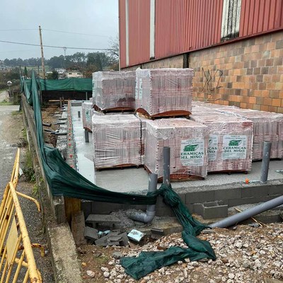 Se est ejecutando la construccin de vestuarios en el pabelln municipal de Guillarei