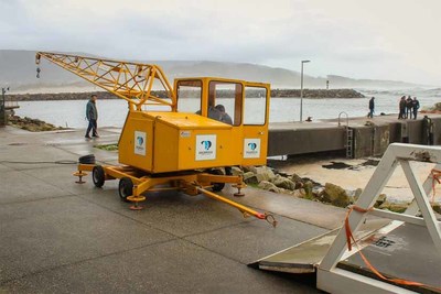 Grua mvil instalada en el Portinho de Vila Praia de Ancora para garantizar seguridad a los pescadores