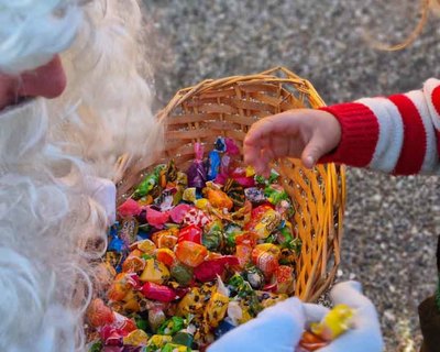 Reis Magos siembran ilusin en las parroquias de Oia en la tradicional cabalgata del 5 de enero
