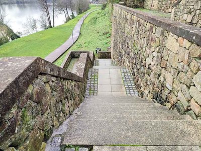 Reabierto el acceso entre la Plaza de la Estrella y el Paseo Fluvial de Tui tras trabajos de estabilizacin