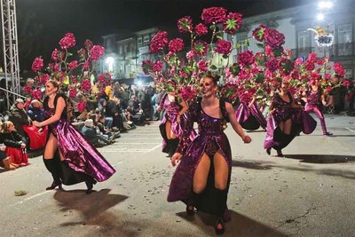 Desfile de Carnaval nocturno con fuerte participacin de grupos y comparsas que ya han asegurado su participacin