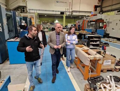 Reguera visita una pyme en Tui beneficiada del programa autonmico de apoyo al emprendimiento
