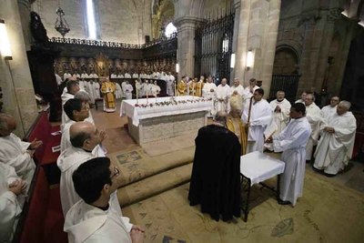 Los sacerdotes renuevan sus compromisos sacerdotales en la misa crismal que preside el obispo en Tui