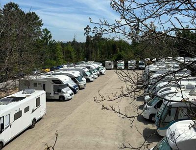 Ms de 150 autocaravanas se concentran en Tomio para estrenar la nueva rea de O Seixo