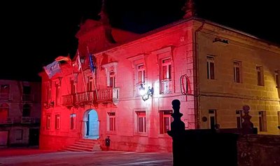 Casa del Concello de Tui Iluminada de Rojo en Solidaridad con el Da Mundial de la Hemofilia