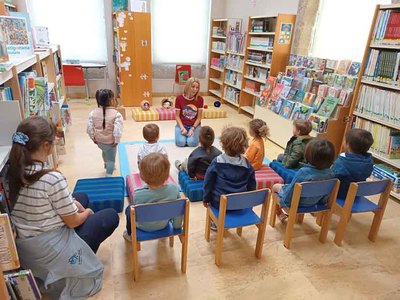 Los Nios de la Escuela Infantil A Galia Azul Exploran la Biblioteca Municipal de Tui