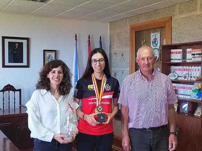 La alcaldesa de Oia felicita a Uxa Fernndez, campeona de Espaa de bateles con el equipo femenino del club de remo Robaleira