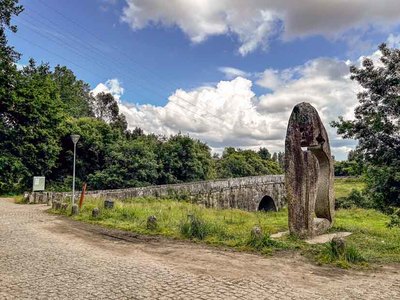Descubre Tui en una Excursin por la Piedra Santa y el Ro Lagartn: Naturaleza y Cultura