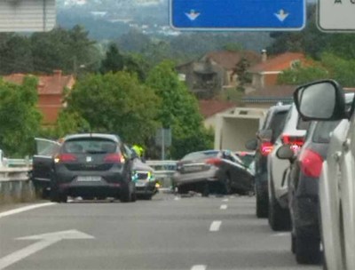 Accidente entre Dos Turismos y un Camin en la A-55 a la Altura de la Salida de Areas en Tui