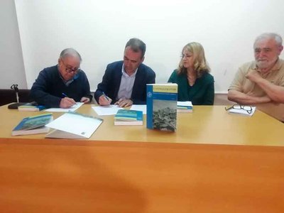 Legado Cultural: Ernesto Iglesias Almeida Entrega su Archivo y Biblioteca a Tui