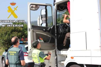 Operacin TRUCKPO1: la Guardia Civil investiga en Pontevedra a 10 personas por falsificacin de tacgrafos en camiones