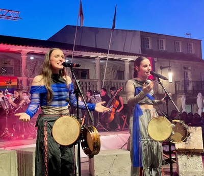 Las Fillas de Cassandra y la Banda do Rosal hacen historia con su primera actuacin conjunta en la Praza do Calvario
