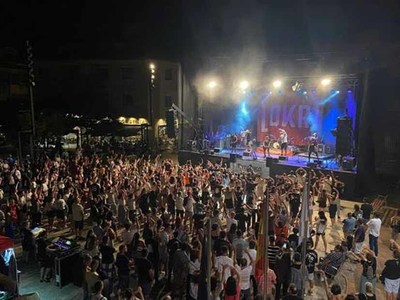 Dakidarra Enciende la Noche en Tomio con un Espectacular Concierto en la Praza do Seixo
