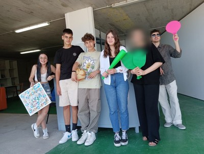 La Juventud de Tomio Disfrutar del Punto Fortaleza en el Ro de Goin Durante Todo el Verano
