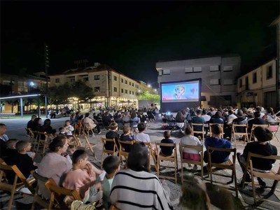 xito del Cine en la Calle en Tomio: Cuatro Noches de Cine Familiar al Aire Libre