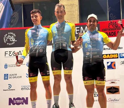 Triplete del Team Oiense - Escuela Estvez en el Gran Premio Cidade da Corua
