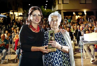 Emotivo Homenaje en Tomio a la -Tena de Vilachn-: Smbolo de las Mujeres del Campo