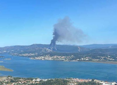 El fuego en Portugal impacta en Galicia: humo denso y conexiones afectadas