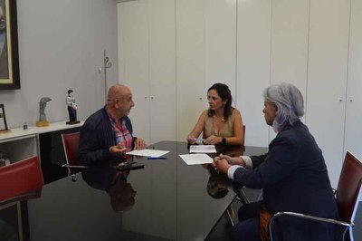 Tomio recibe la donacin de la obra -Paisaxe de Forcadela- y otras piezas de Mario Rodrguez