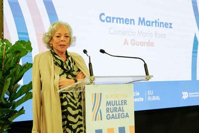 Carmia, de Modas Mara Rosa, homenajeada por su dedicacin al comercio local en el IV Foro de la Mujer Rural