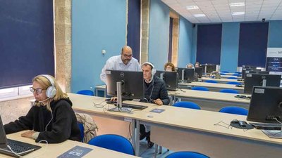 Tui impulsa a tecnoloxa en galego: medio centenar de persoas doan a sa voz