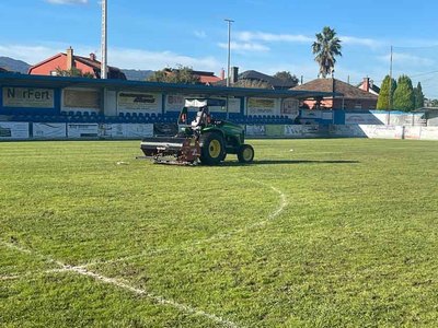 Tui apuesta por el deporte: trabajos de mantenimiento en los campos de ftbol lvarez Durn y A Gndara