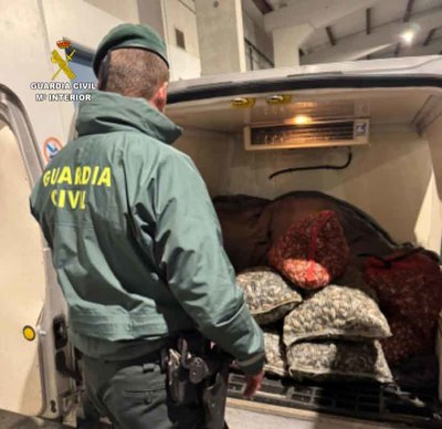 La Guardia Civil incauta en Tui ropa falsificada y marisco ilegal procedentes de Portugal