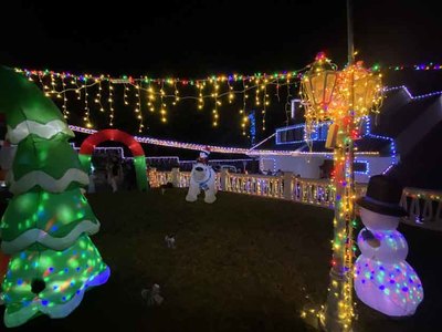 325.000 luces iluminan Camposancos en la inauguracin navidea de Wanda y Manuel