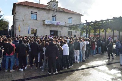 La juventud de Tomio alza su voz contra la violencia machista en la Praza do Seixo