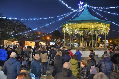 Valena da la bienvenida a la Navidad con un espectculo de luces y actividades festivas