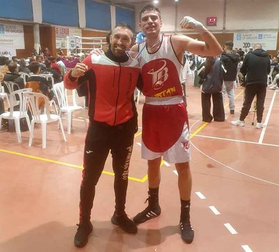 Jaime Recasens, del Spartan Team de Tomio, conquista el ttulo de campen gallego de boxeo en la categora de hasta 75kg
