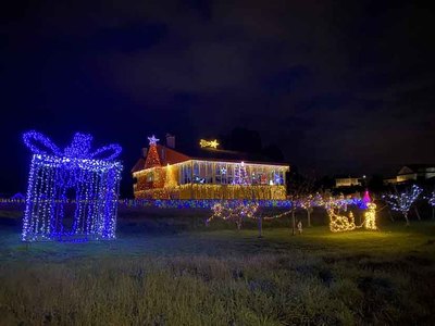 Una familia de A Gndara en A Guarda deslumbra con ms de 28.000 luces LED en su decoracin navidea