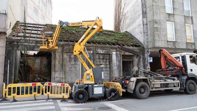 Comienza la demolicin parcial de un edificio en ruinas en la calle Coln de Tui
